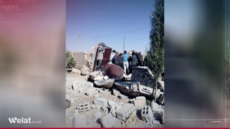 Ajokar birîndar bû.. Otombîlek li gundewarê Girkê Legê ji rê derket û derbasî nava malekê bû